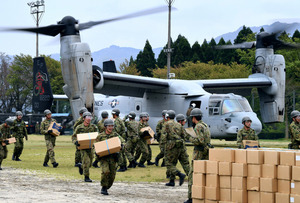 米軍オスプレイ、初の災害対応 実績づくりに疑問の声も