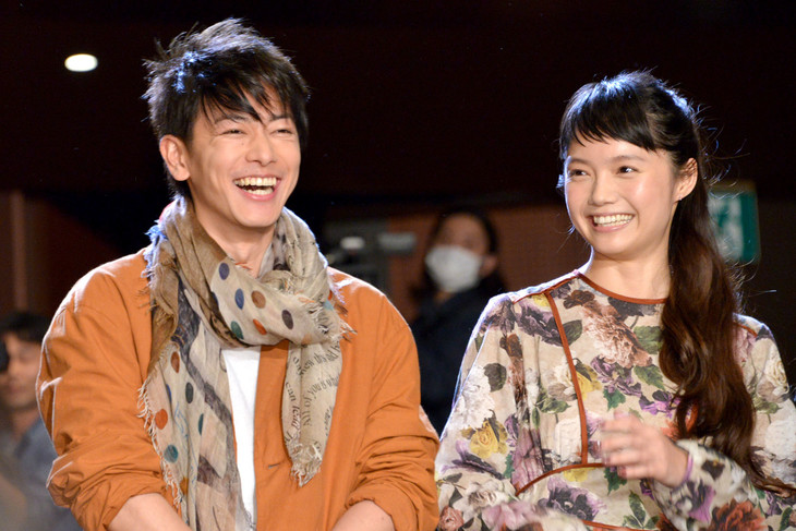 佐藤健と宮崎あおい、世界から消えてほしくないものは“梅おにぎり”