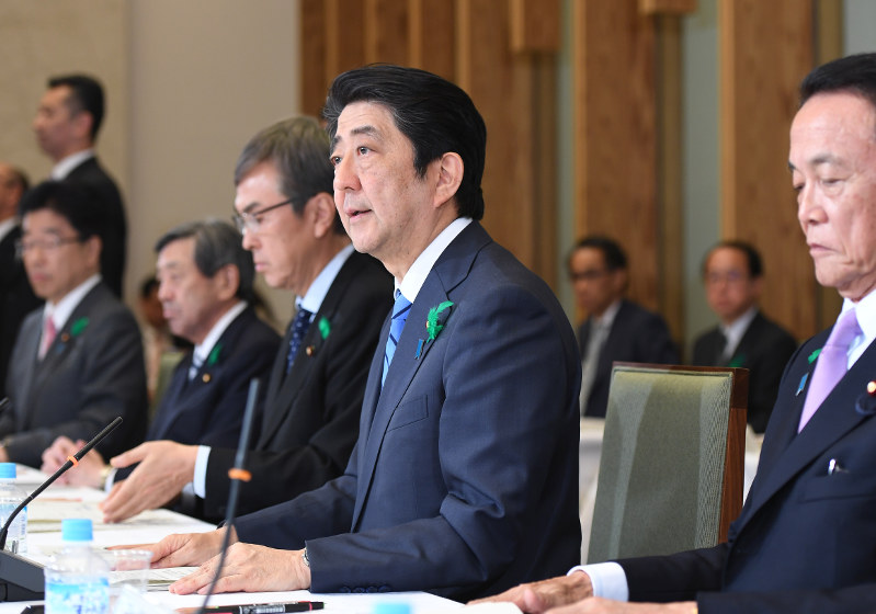 税収上振れ分、官房長官「少子化対策財源に」 財務相は反論