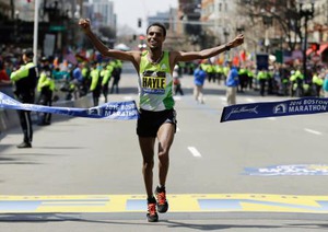 ボストン・マラソン、君原健二さん完走 50年前に優勝