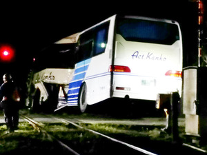 踏切で列車とバスが衝突、13人病院搬送 静岡・掛川