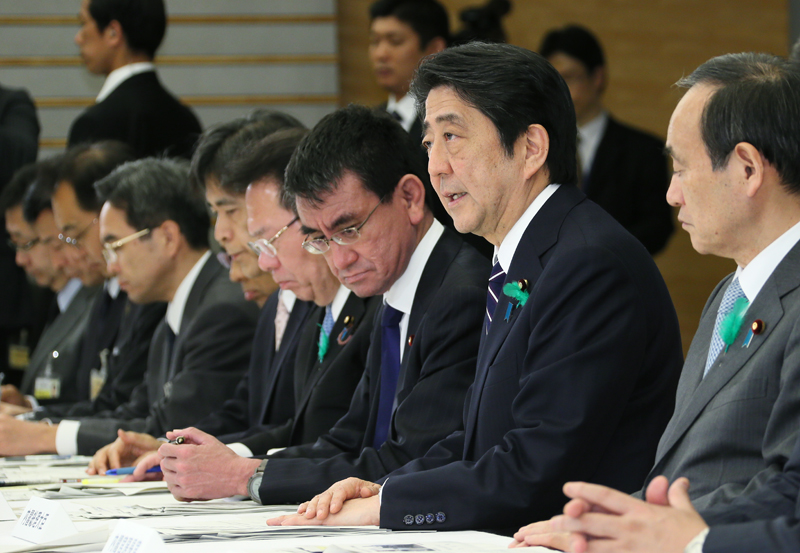 挨拶する安倍総理2