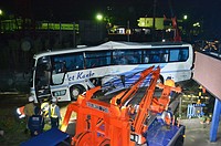 列車とバス衝突、20人けが=踏切で、運転手逮捕-静岡