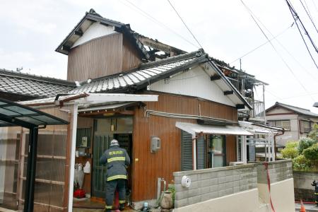 木造住宅全焼、焼け跡に2人の遺体 愛知・東海