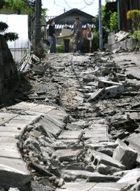 震災関連死疑い10人に 熊本地震、なお9万2千人避難