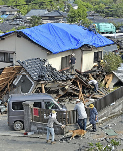 熊本地震「本震」震度7に修正…避難9万人以上 2016年04月21日 00時54分