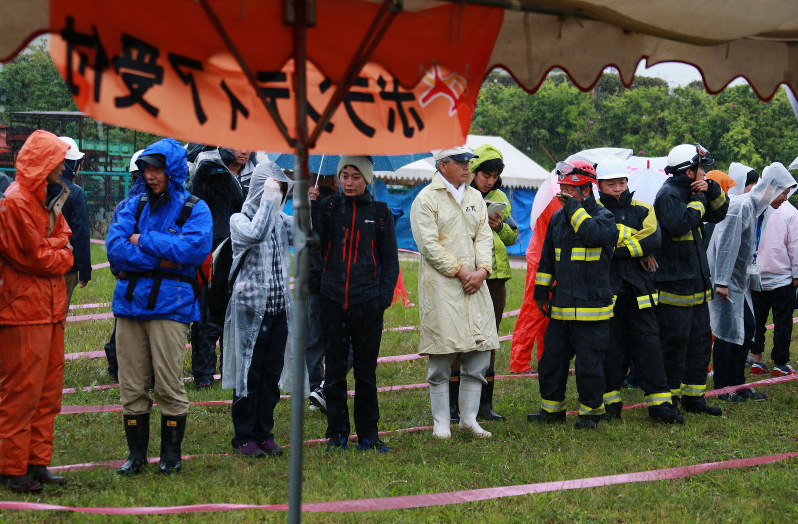 熊本地震:発生1週間 益城町でボランティア受け付け開始