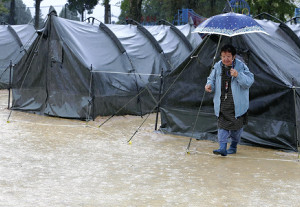 強い雨で捜索中断、16万人に避難勧告・指示