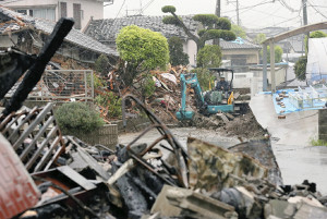 強い雨で捜索中断、17万人に避難勧告・指示 2016年04月21日 12時58分