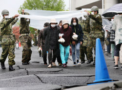 熊本地震、大雨で捜索中断 JR鹿児島線は全線復旧