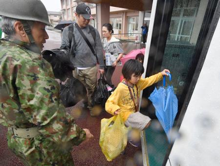 熊本地震:大雨、益城町は全域に避難勧告