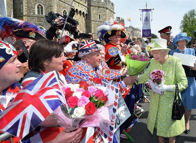 エリザベス女王、90歳 英国、祝賀ムードに
