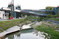 かしぎひしゃげた橋桁＝作業員転落、目の前に－「もう少しで巻き込まれていた」