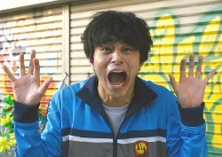 東出昌大、が“三枚目”に！マヌケ姿の映像解禁『ヒーローマニア-生活-』