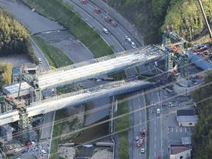 橋桁落下、2人死亡8人重軽傷…新名神建設中 2016年04月23日 00時09分