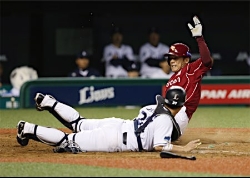 生還する松井稼=プロ野球
