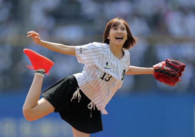 超ミニスカ、大きなフォームで投球 佐野ひなこ始球式