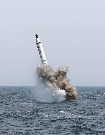 ミサイルの水中発射に「成功」=金第1書記が立ち会い―北朝鮮