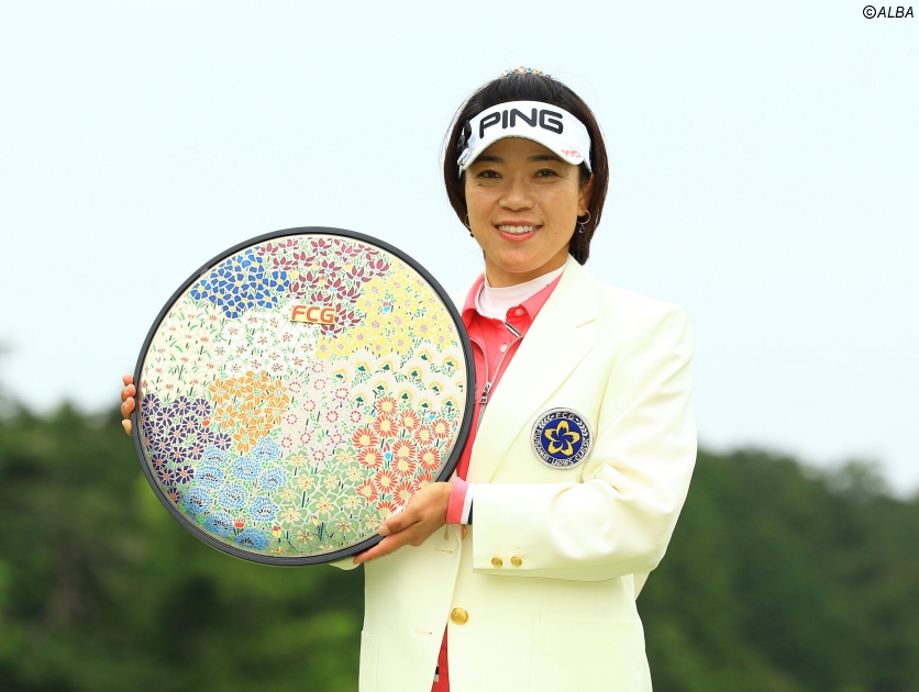 今季初勝利を挙げた大山志保、バイザーに喪章をつけてプレーした(撮影:福田文平)