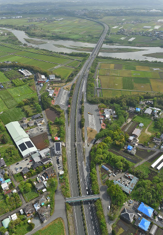 熊本地震:九州道、4月中に全線復旧へ 石井国交相