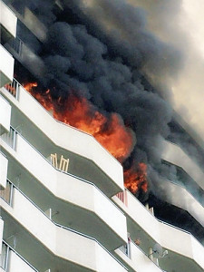 マンション12階で火災、5人を病院に搬送 2016年04月26日 11時12分