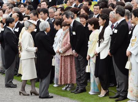 春の園遊会に1800人 雅子さま、昨秋に続き出席