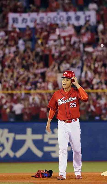 おめでとう広島・新井選手 2000安打達成 「次はVを」地元歓喜 /広島