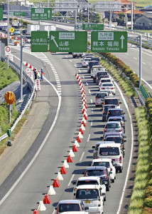 九州自動車道、全面開通…15日ぶり 2016年04月29日 09時26分