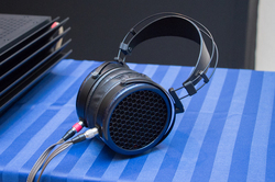 <ヘッドホン祭>MrSpeakers、静電型ヘッドホンの試作機を披露 - '16年内に登場予定