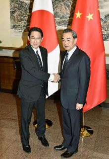 日中外相「関係改善へ双方努力」 北朝鮮への懸念共有