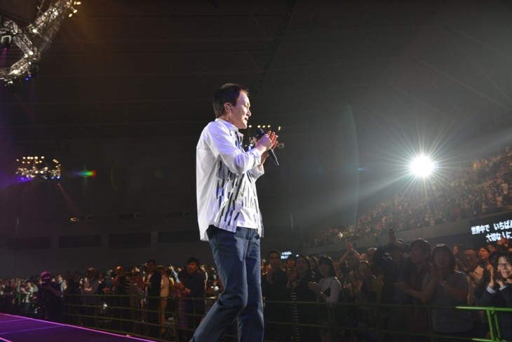 オフコース名曲も熱唱!小田和正、ベスト盤携え全国ツアー開幕