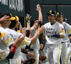 ソフトＢ逆転勝ち 中村晃３ランで決めた、武田８回途中２失点３勝目
