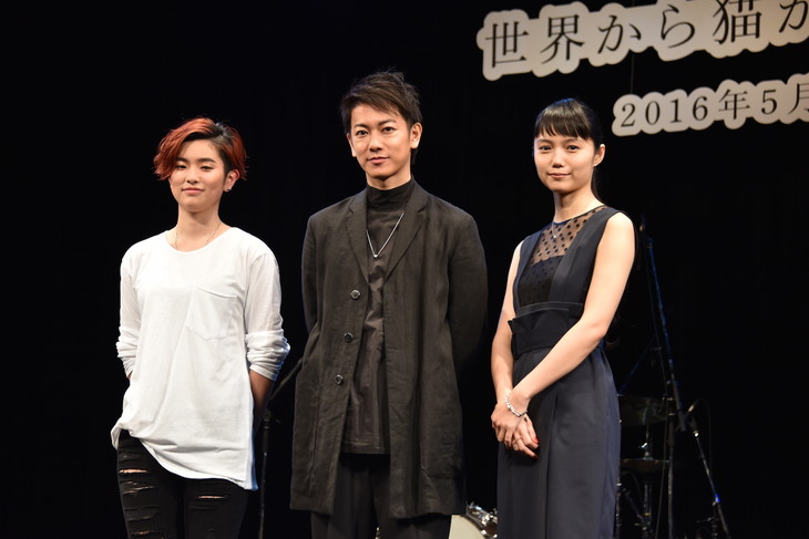 佐藤健&宮崎あおい「せか猫」試写会に登場、HARUHI生歌に「感動しました」