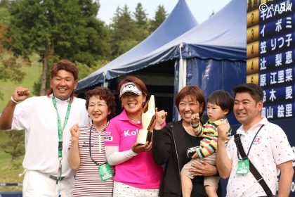 福嶋浩子が涙の初制覇!史上初姉妹Vに「ようやく姉の足元が見えてきた」