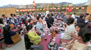 お囃子でおもてなし、「鴨川納涼床」始まる 京都も夏日