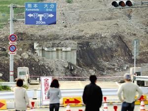 安否不明の大学生、地上での捜索をいったん中止 2016年05月02日 02時10分