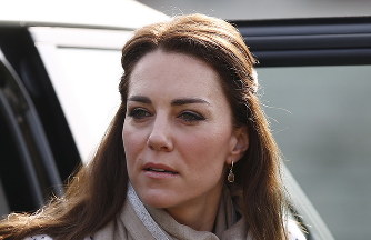 英キャサリン妃、ヴォーグ誌の表紙に 緑の帽子姿で笑顔