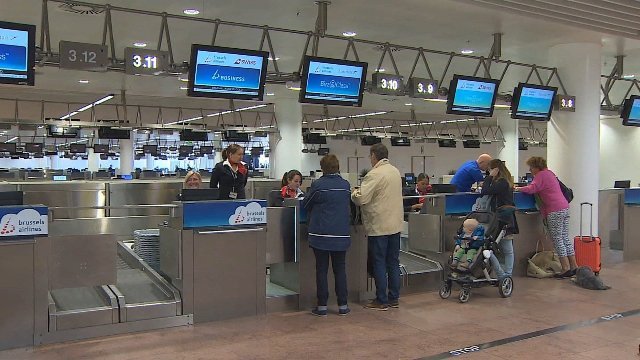 テロ発生の出発ロビー、1カ月半ぶり再開 ブリュッセル空港