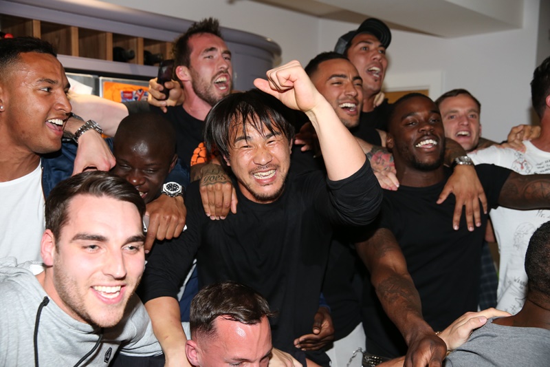 岡崎も大熱狂！ レスターの選手たちはヴァーディ宅で優勝の歓喜に沸く