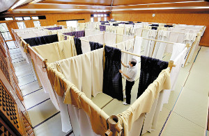 避難所18か所、生活環境改善へ…畳や間仕切り 2016年05月03日 10時34分