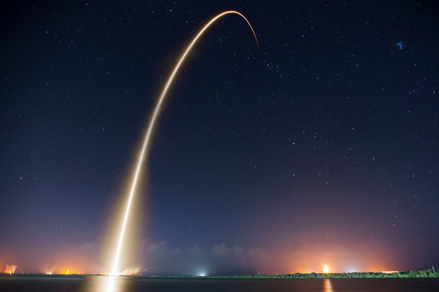 SpaceX、2018年の民間火星探査実施を発表