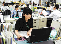 <クールビズ>肌寒くても装い「夏」対応