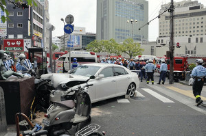 神戸繁華街で車が50メートル暴走、7人重軽傷 2016年05月03日 19時29分
