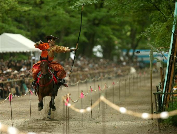 勇壮、華麗な伝統技 下鴨神社で流鏑馬神事