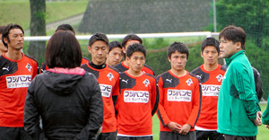 U23手倉森監督、J2熊本を激励 「人つなぐパスを」